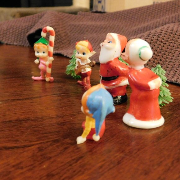Mr and Mrs Claus with their Elves Set Small Figure Characters Vintage - Picture 5 of 7